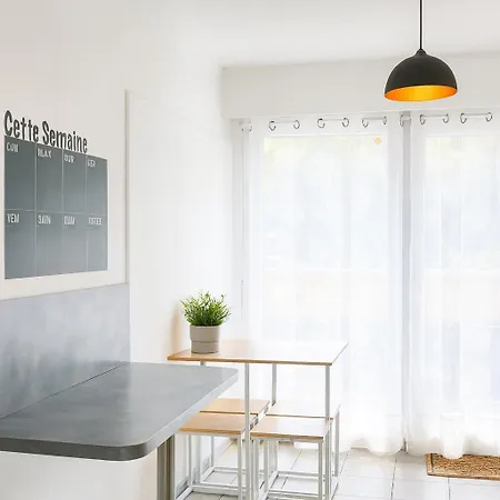 Apartment Elegant Rez-de-jardin 4 A *